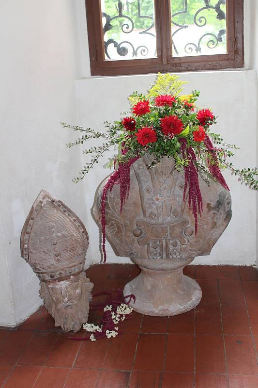 Živé květiny podtrhují krásu interiérů zlatokorunského kláštera.