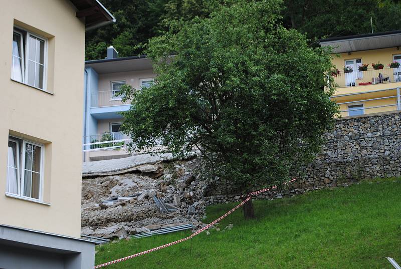 V Tiché ulici v Českém Krumlově, v části Nové Spolí nedaleko kryté lávky Rechle, se po deštích zřítila opěrná zeď s částí parkoviště.