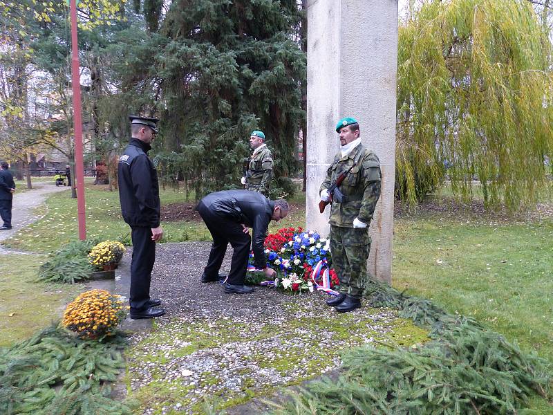 Pietní akt ke Dni válečných veteránů se tradičně konal v pátek v Městském parku v Českém Krumlově.