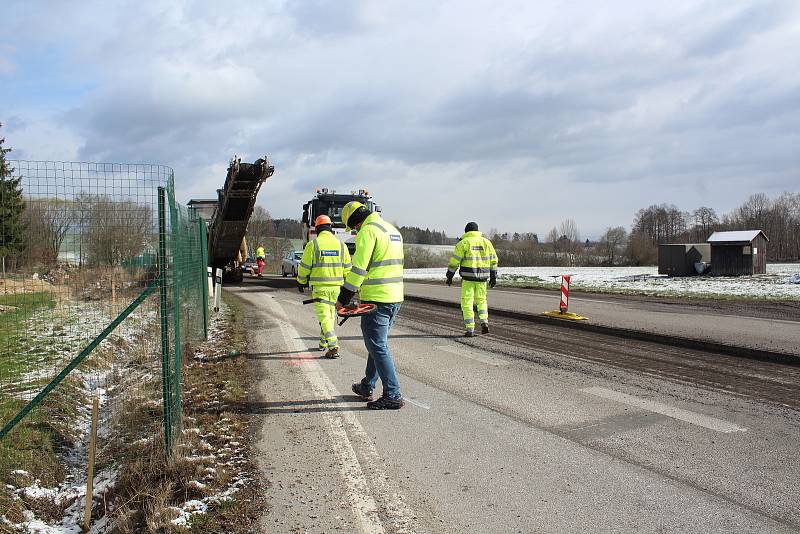 Oprava povrchu silnice na přeložce kolem Velešína začala.
