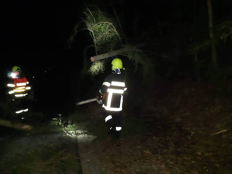 Sobotní výjezd JSDHO Velešín. Na strom přes celou komunikaci u Velešína přejížděla jednotka s CAS16 z požáru na velešínském nádraží, kde hasiči likvidovali požár lesa.