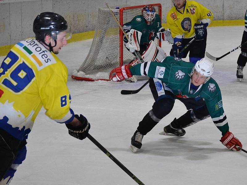 1. semifinále: HC Slavoj Český Krumlov (zelené dresy) - TJ Loko Veselí nad Lužnicí 6:5 po náj. (4:2, 1:2, 0:1 - 0:0).