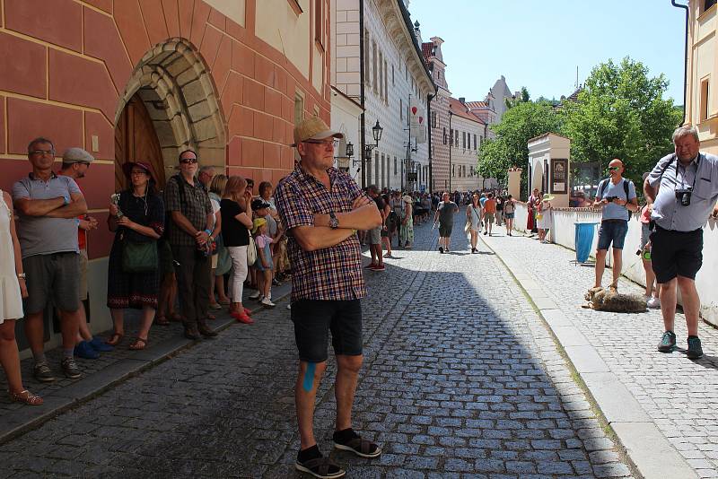 K jedněm z vrcholů Slavností pětilisté růže v Českém Krumlově patřil tradičně sobotní hlavní kostýmovaný průvod ulicemi města.