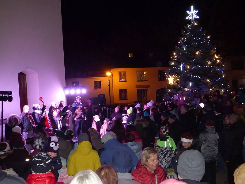 Adventní charitativní trh ve Velešíně, průvod andělů a rozsvícení vánočního stromu.