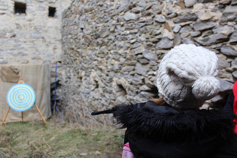 V neděli byla oficiálně zahájena sezóna na zřícenině Dívčí Kámen. Den plný zábavy s hrou o poklad, dílnami, střelbou z luku a kuše či školou žonglování  si užily stovky dětí i dospělých.