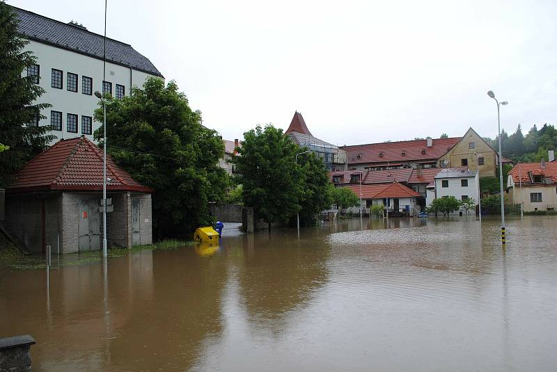 Povodně v Českém Krumlově v roce 2013. Ze břehů se vylila Polečnice, zahrozila i Vltava v centru. Pod vodou skončily hospodské zahrádky i auta.