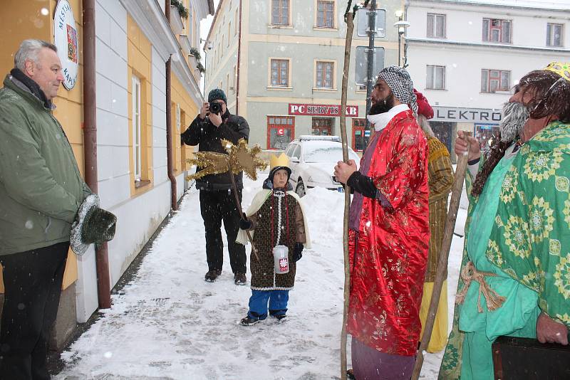 Tři králové se všemi tříkrálovými koledníky v sobotu zahájili charitativní sbírku v Kaplici a okolních obcích a osadách.