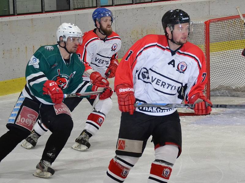 2. finále: HC Slavoj Český Krumlov (zelené dresy) - HC Strakonice 7:3 (0:1, 4:1, 3:1).