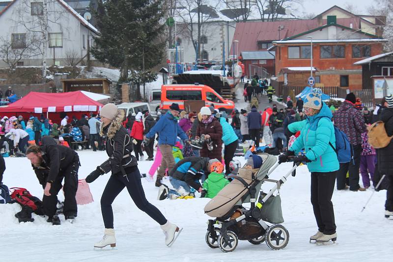 Na začátku března 2018 zamrzlé Lipno zavalily davy bruslařů.