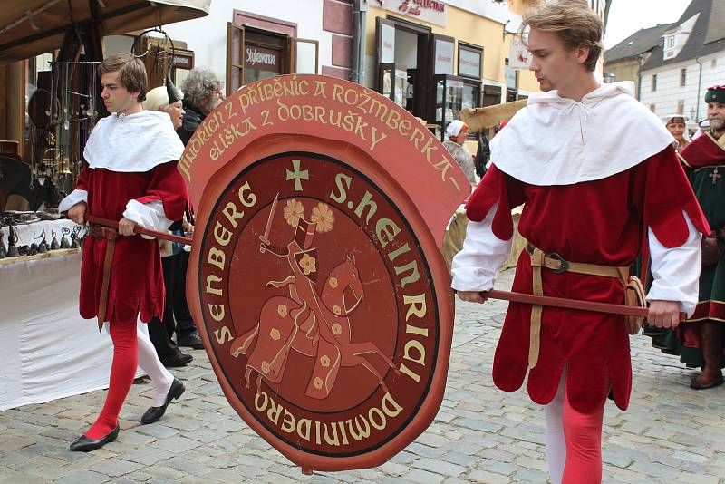 Hlavní kostýmovaný průvod prošel v sobotu historickým centrem Českého Krumlova.