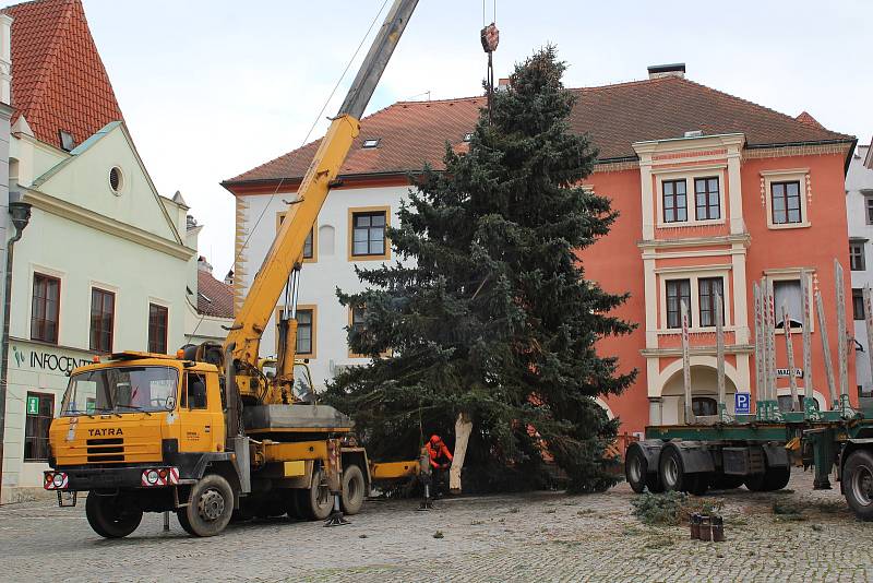 Pokus číslo jedna. Instalace vánočního stromu v pondělí na českokrumlovském náměstí.