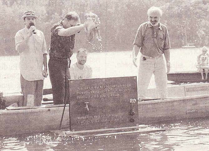 V roce 2000 ve Frymburku na hladině Lipna odhalovali plovoucí památní desku Járy Cimrmana vyrobenou z bronzu.