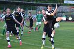 Divize (skupina A) - 26. kolo: FK Slavoj Český Krumlov (zelené dresy) - TJ Malše Roudné 2:0 (1:0).