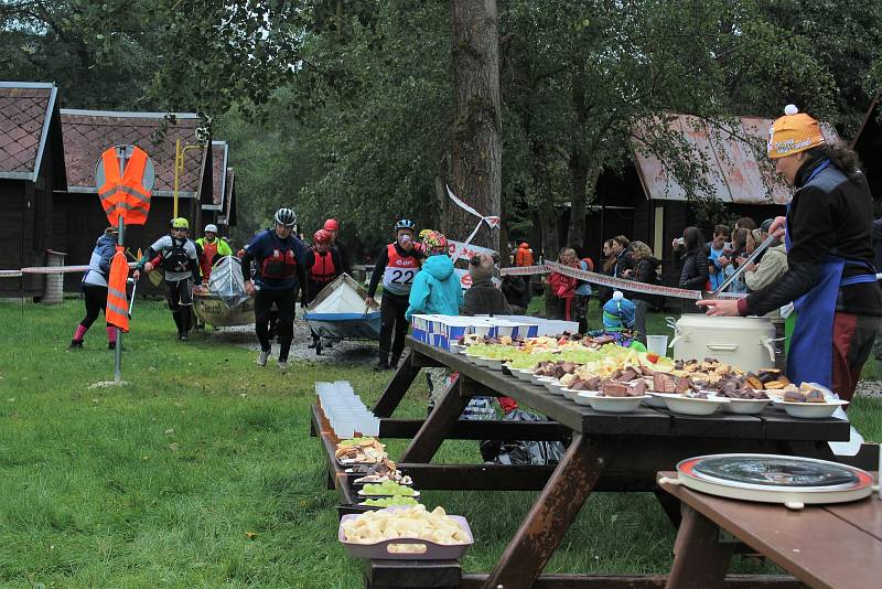 Velké zápolení Krumlovského vodáckého maratonu v Českém Krumlově.