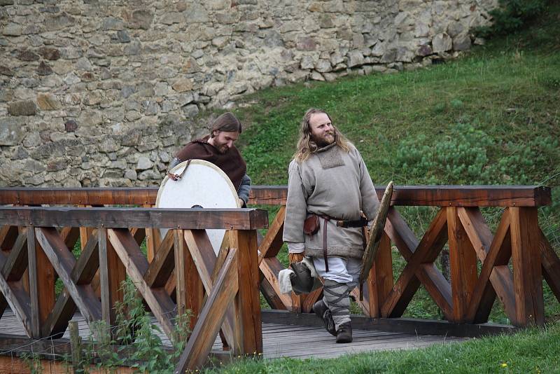 Bitevní souboje sledovali v sobotu návštěvníci hradu Pořešín. Foto: Václav Krametbauer