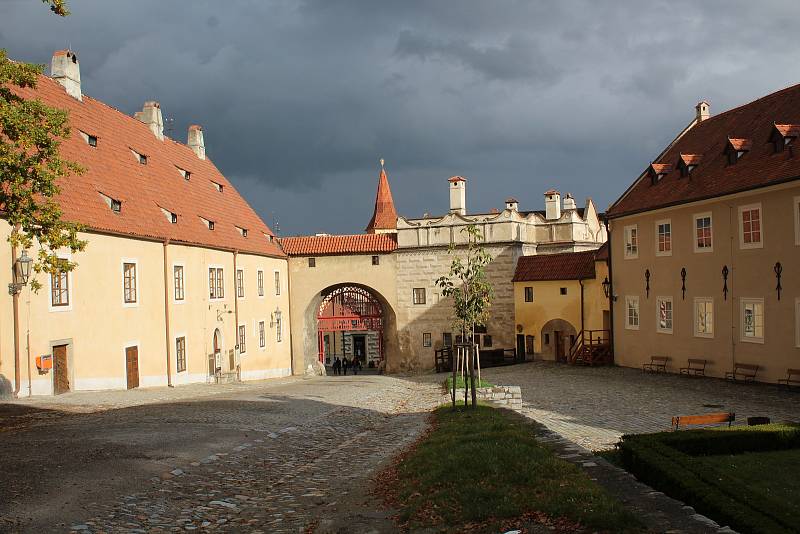 Český Krumlov a zámek už zase zejí neobvyklou prázdnotou.