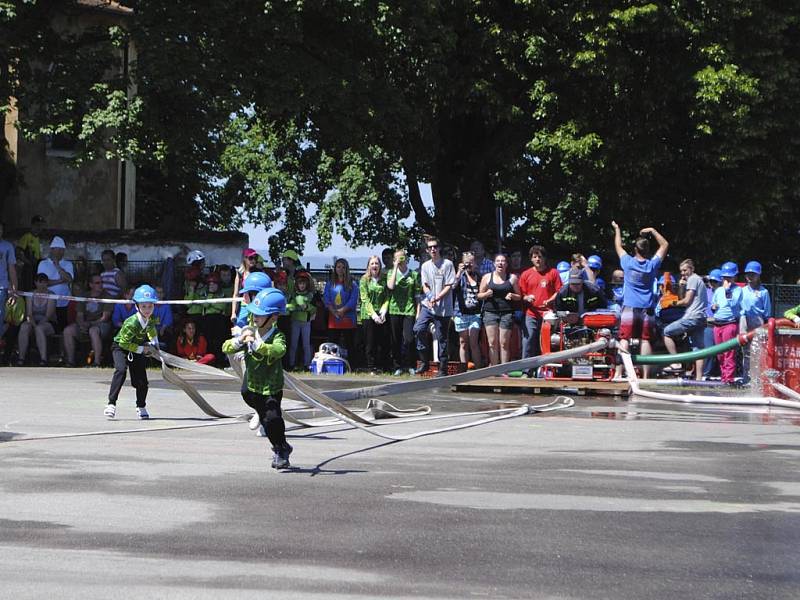 Mladí hasiči z celého okresu soutěžili v disciplíně požární útok.