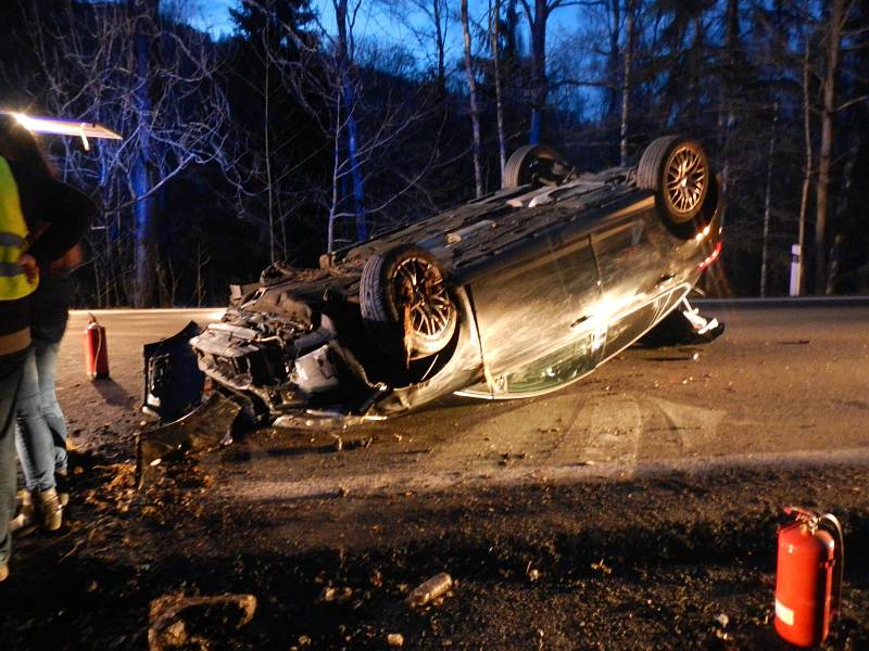 U Vyššího Brodu v neděli skončilo auto na střeše.