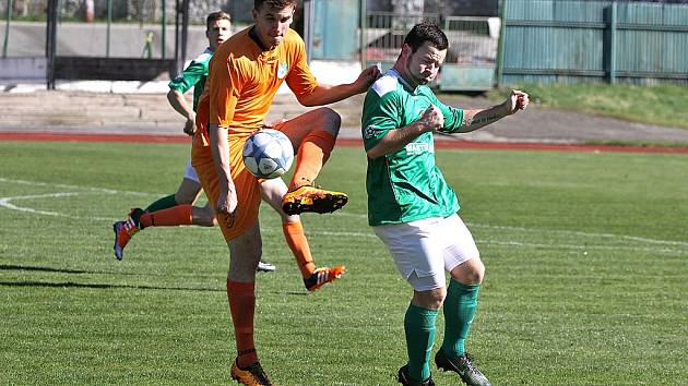 Šťastným střelcem utkání byl Jakub Kabele (na snímku vpravo při utkání s Aritmou). Právě po jeho centru si domácí srazili míč do vlastní sítě.