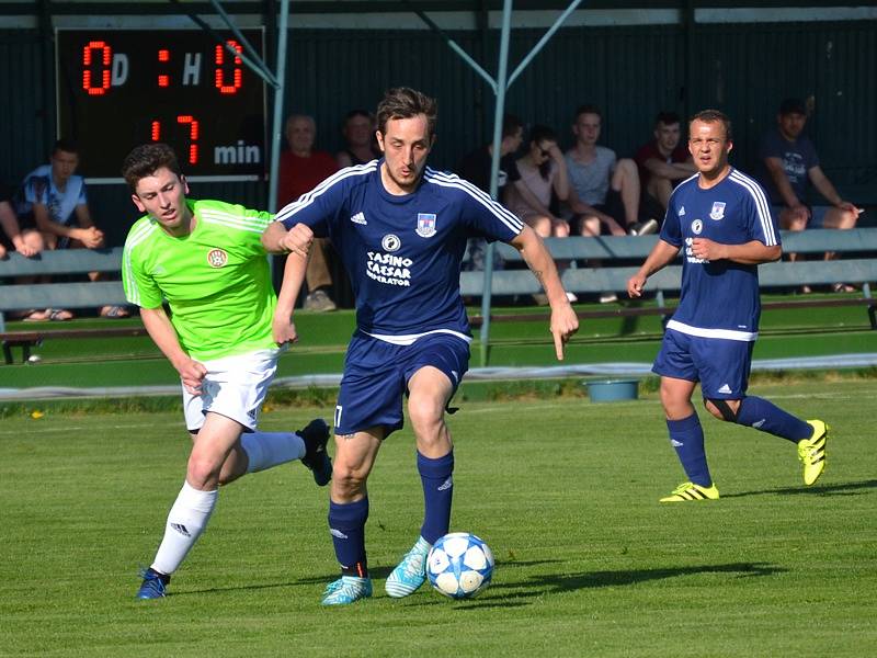 OP muži - 14. kolo: FK Dolní Dvořiště (modré dresy) - Hraničář Malonty 1:1 (0:0) pen. 1:3.