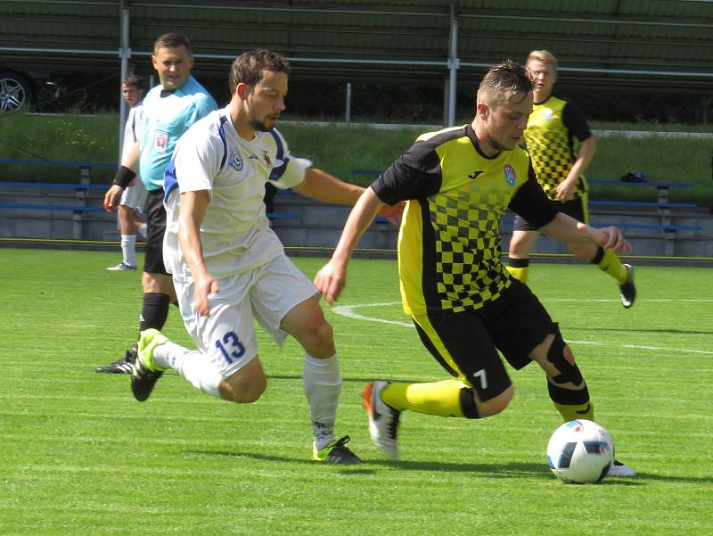Oblastní I.B třída - 26. kolo: Vltavan Loučovice (bílé dresy) - Spartak Kaplice 1:3 (1:2).