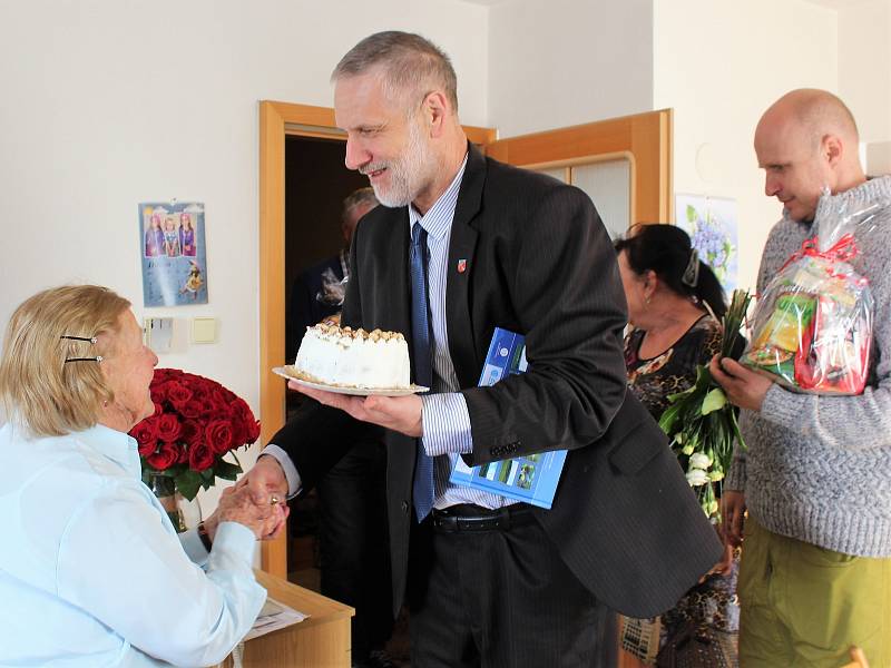 Paní učitelka Kristina Čížková z Křemže oslavila v pondělí 8. dubna sté narozeniny.