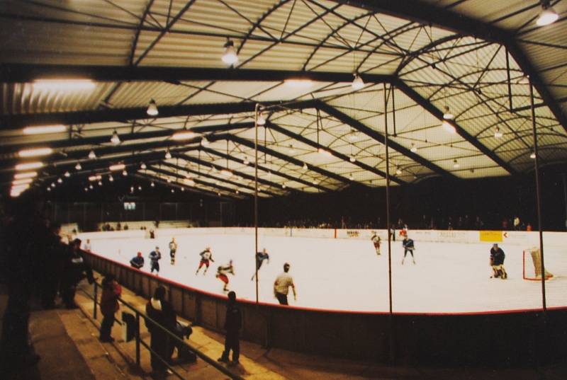 Český Krumlov v roce 1999. Zastřešení zimní stadion začal sloužit veřejnosti v říjnu.