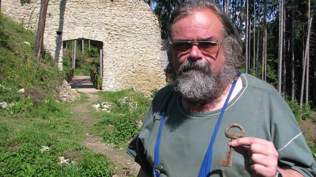 Přední český archeolog a kastelolog Tomáš Durdík náhle zemřel ve čtvrtek 20. září.