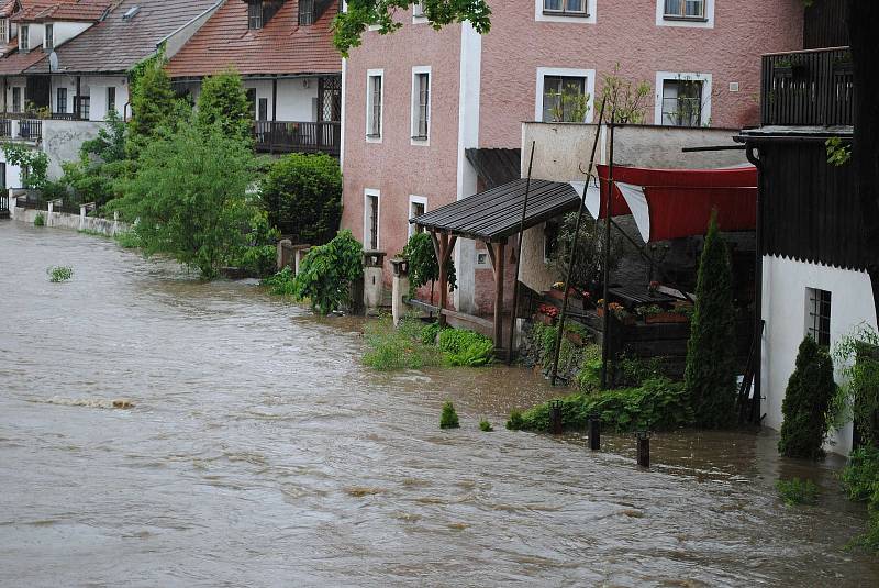 Povodně v Českém Krumlově v roce 2013. Ze břehů se vylila Polečnice, zahrozila i Vltava v centru. Pod vodou skončily hospodské zahrádky i auta.