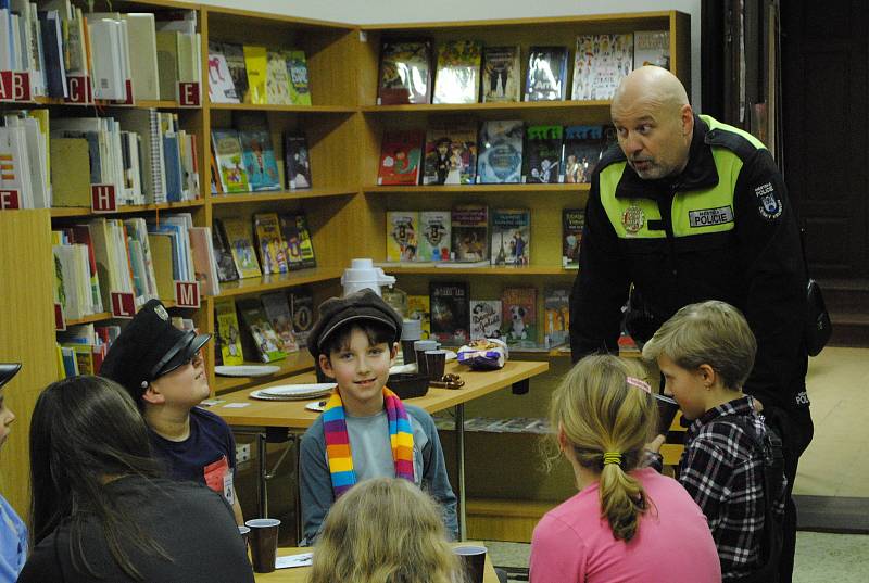 V rámci celostátní akce Noc s Andersenem si děti v Městské knihovně Český Krumlov hrály s pohádkami Karla Čapka na detektivy.