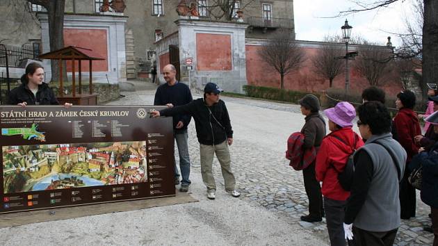 Jasné schéma celého areálu pro lepší orientaci návštěvníků včera nechala instalovat správa českokrumlovského zámku.  Například na prvním nádvoří tabule ještě ani nevisela, a už vyvolala veliký rozruch. „UNESCO, UNESCO!“ volal průvodce japonských turistů.