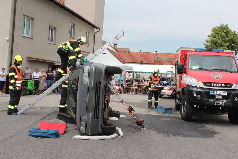 Oslava výročí 110 let holubovského hasičského sboru.