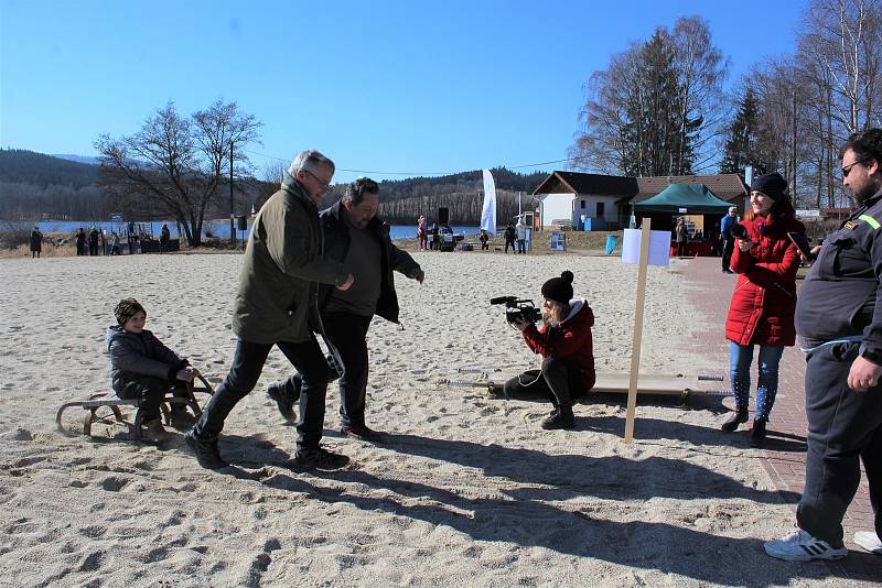 První Hornoplánské zimní hry na pláži u Lipna.