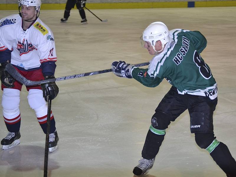 3. semifinále play off krajské ligy: HC Slavoj Č. Krumlov (v zeleném) - HC David servis Č. Budějovice 1:3.