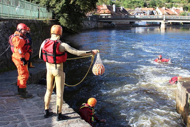 Příslušníci krumlovské městské policie měli kurz vodní záchrany.