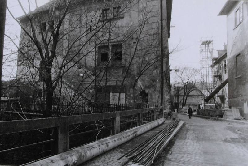 Počátky rekonstrukce bývalého městského divadla a budoucího hotelu Růže. Vypukla 12. 12: 1980.