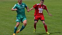 Oblastní I.A třída (skupina A) - 26. kolo: FK Nová Ves / Brloh (zelené dresy) - TJ Týn nad Vltavou 2:9 (2:5).