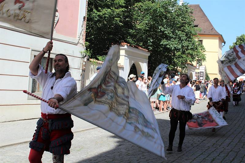 K jedněm z vrcholů Slavností pětilisté růže v Českém Krumlově patřil tradičně sobotní hlavní kostýmovaný průvod ulicemi města.