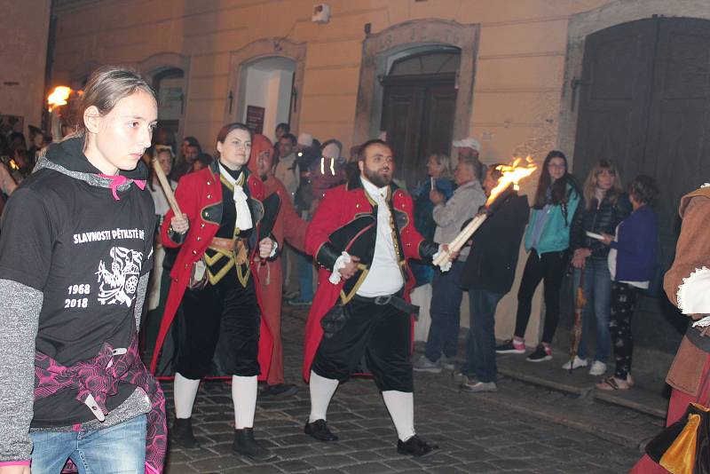 Noční ohňový průvod městem v pátek o Slavnostech pětilisté růže v Českém Krumlově.