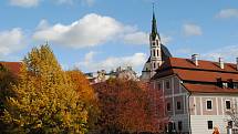 Český Krumlov se oblékl do podzimního.