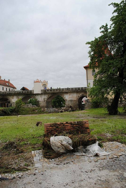 Povodně v Českém Krumlově v roce 2013. Ze břehů se vylila Polečnice, zahrozila i Vltava v centru. Pod vodou skončily hospodské zahrádky i auta.