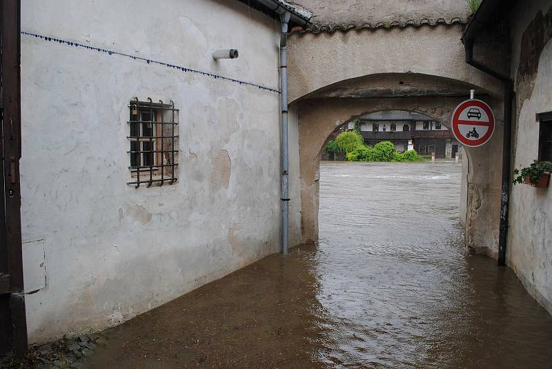 Povodně v Českém Krumlově v roce 2013. Modrá ryska na zdi ukazuje, kam voda dosáhla v roce 2002.