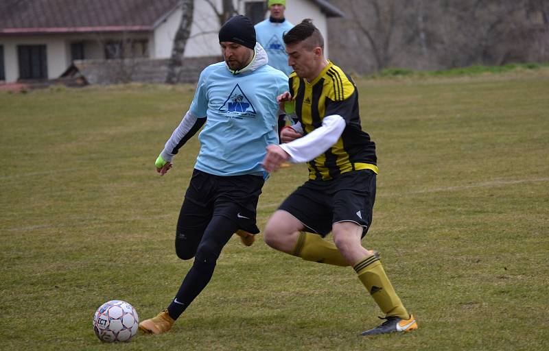 Fotbalová příprava: SK Holubov (černožluté dresy) – SK Zlatá Koruna 3:3 (1:2).