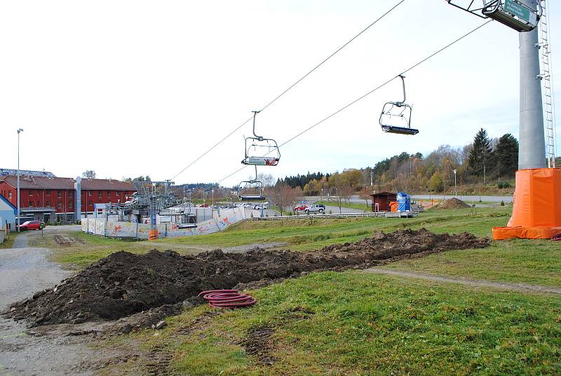 Přípravy na zimní sezónu ve skiareálu Lipno.
