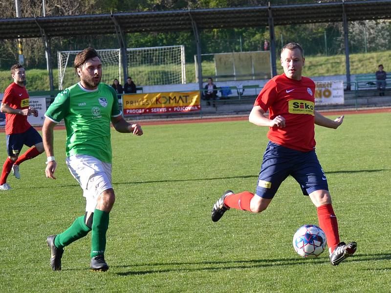 KP – 22. kolo: FK Slavoj Český Krumlov (zelené dresy) – SK Siko Čimelice 1:1 (1:0).