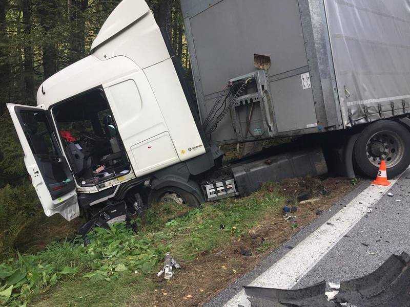 U Rožmberka nad Vltavou došlo ke smrtelné nehodě. Srazilo se osobní a nákladní auto.