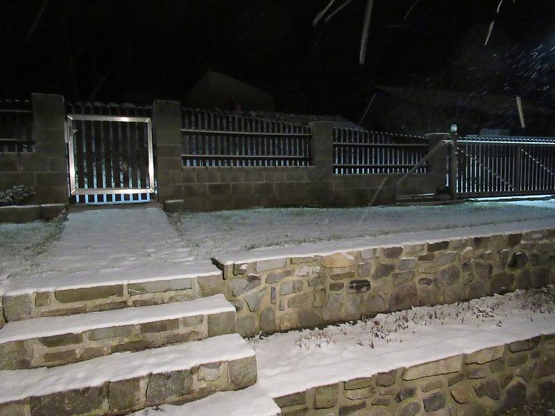Sněhem zapadaná Slunečná ulice ve Větřní. Foto: Libuše Návorková
