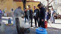 Raku, starou japonskou techniku výpalu keramiky, předvedli keramici-profesionálové návštěvníkům v sobotu na akci „Vypálené kláštery“.