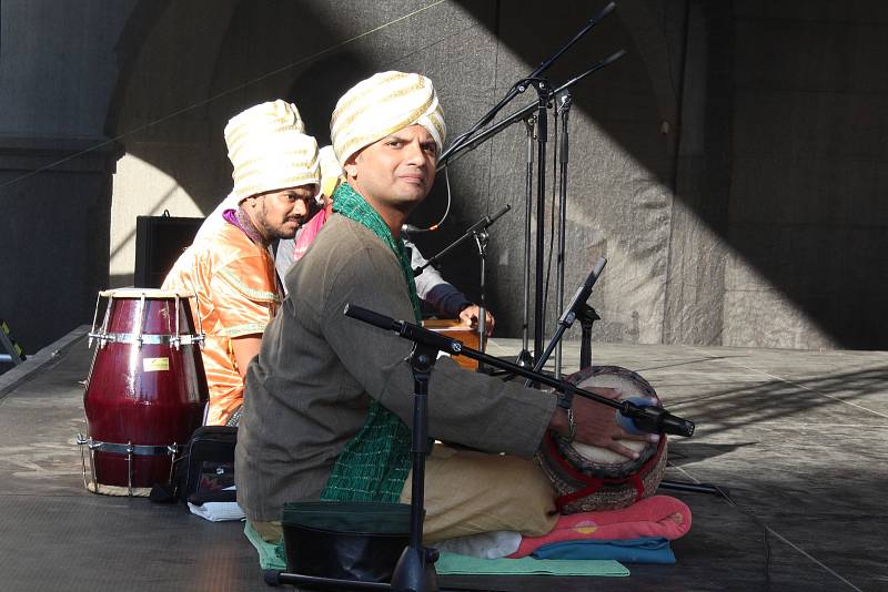 Exotický folklór zavál z představení souboru Dr. Swarnamalya Ganesh Sri Neelothpalam z Indie.