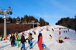 Oficiálně uzavřený skiareál Lipno zavalily rodiny s dětmi, užívaly si sníh, čistý vzduch a sluníčko.